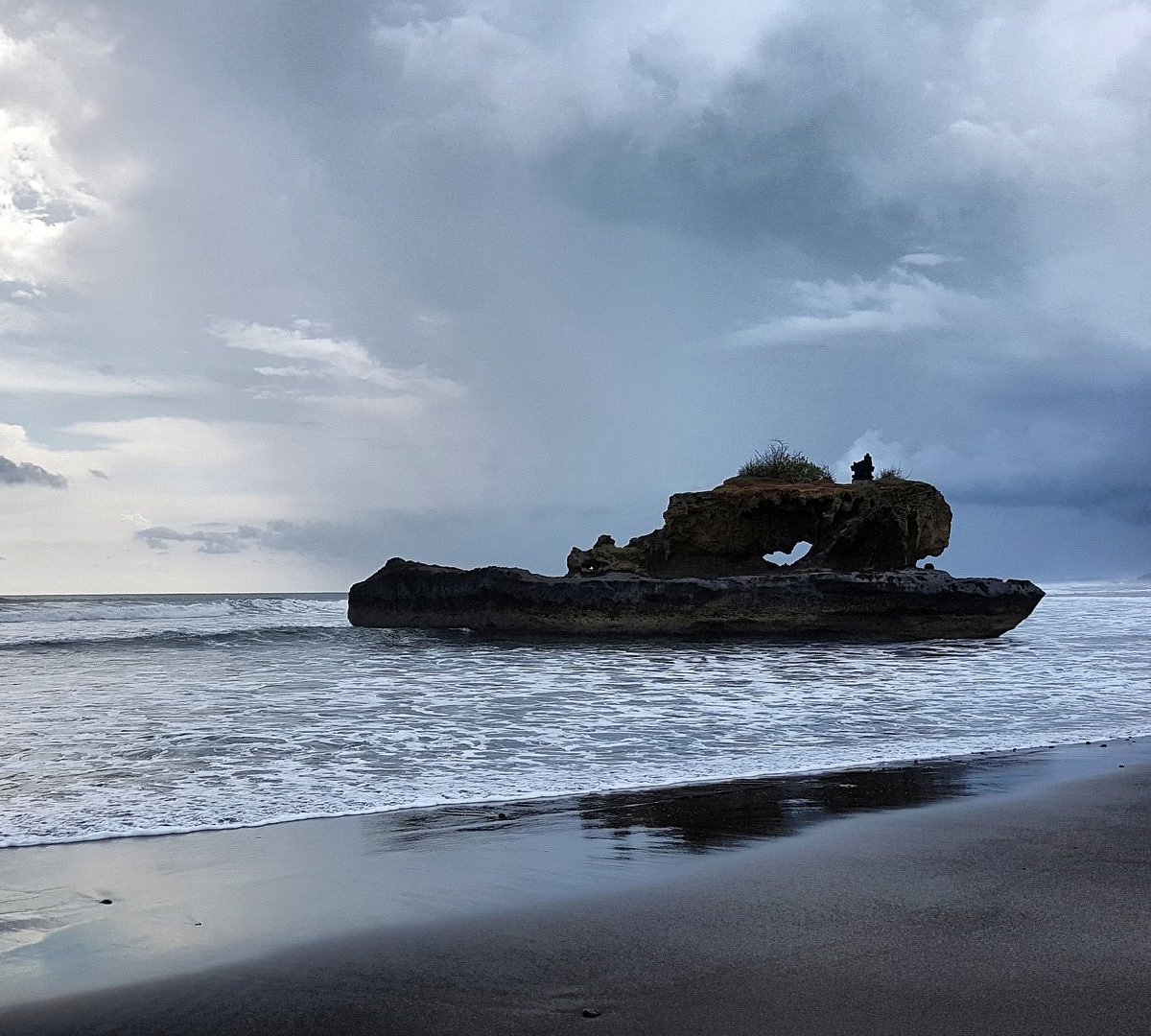 바투 볼롱(Batu Bolong) 바위 주변